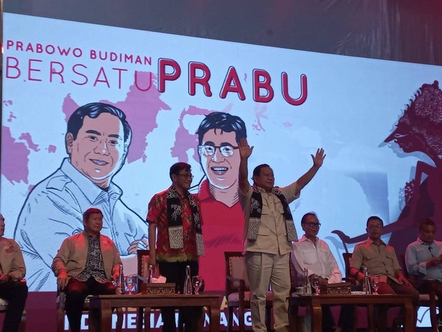 Budiman Sudjatmiko (berbatik merah) dan Prabowo Subianto hadir dalam deklarasi PraBu. Foto: Intan Alliva Khansa/kumparan