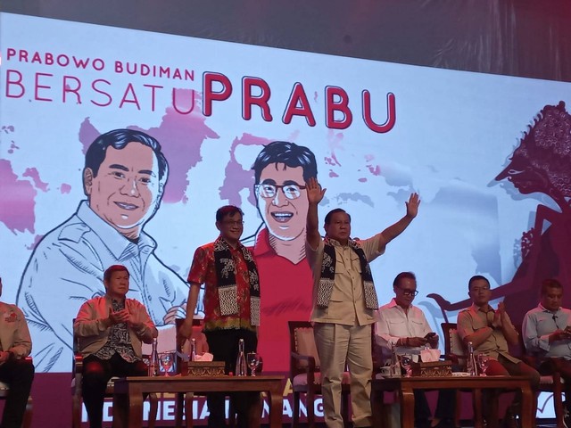 Budiman Sudjatmiko (berbatik merah) dan Prabowo Subianto hadir dalam deklarasi PraBu. Foto: Intan Alliva Khansa/kumparan