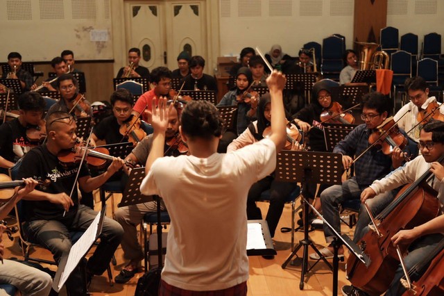 Para musisi sedang menjalani latihan untuk persiapan konser orkestra Serenade Bunga Bangsa. Foto: Istimewa