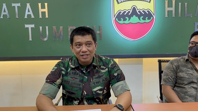 Kapendam I Bukit Barisan Kolonel Inf Rico Siagian saat siaran pers di Media Center Kodam I BB pada Jumat (18/8). Foto: Tri Vosa/kumparan