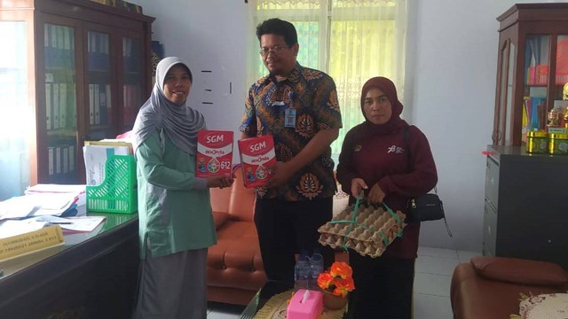 Penyerahan Paket Bantuan Pengentasan Stunting Kepada Kepala Puskesmas Wangi-Wangi Selatan
