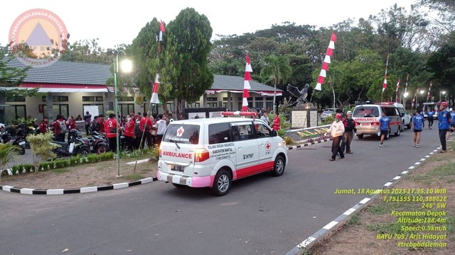 Petugas mengevakuasi puluhan mahasiswa ospek UPN Veteran Yogyakarta yang keracunan, Jumat (18/8). Foto: BPBD Yogyakarta