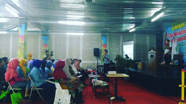 Dosen Spesialis Medikal Bedah Prima Trisna Aji ketika mengisi seminar di Palur Plasa/Foto : Dokpri