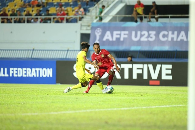 Timnas Indonesia U-23 menghadapi Malaysia U-23 dalam pertandingan Piala AFF U-23 2023 di Rayong Province Stadium, Jumat (18/8).  Foto: PSSI