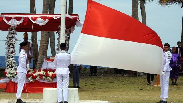 Pengibaran bendera Merah Putih pada upacara peringatan HUT ke-78 RI di Pulau Miangas, Kabupaten Kepulauan Talaud, Sulawesi Utara.