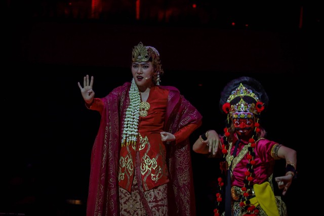 Isyana Sarasvati di Pagelaran Sabang Merauke 'Pahlawan Nusantara' yang diselenggarakan pada 19 dan 20 Agustus 2023 di JIExpo Theatre, Jakarta. Foto: Jamal Ramadhan/kumparan