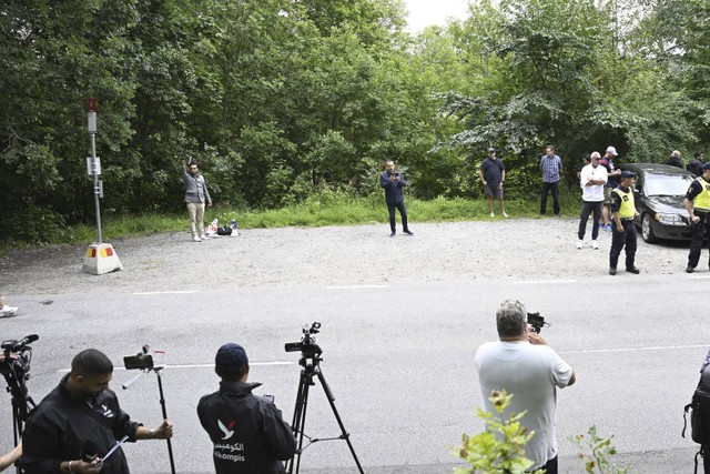 Salwan Momika (kiri atas) saat demonstrasi di luar kedutaan Iran sebelum membakar Alquran, di Stockholm, Jumat, 18 Agustus 2023. Foto: Fredrik Sandberg/Kantor Berita TT via AP