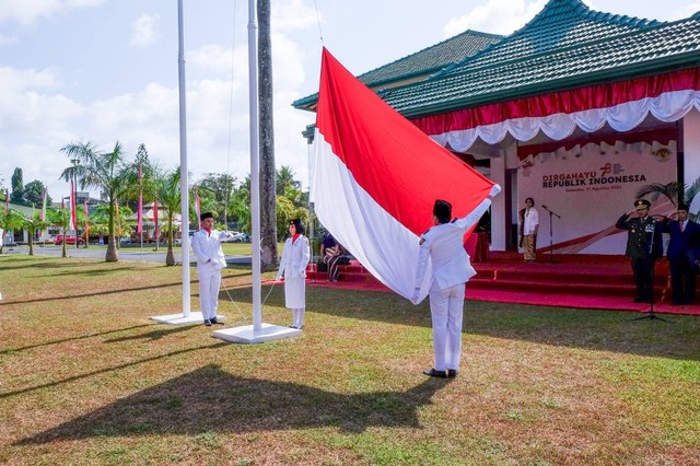 Pakibra mengibarkan bendera Indonesia saat perayaan HUT RI ke-78 di Colombo Sri Lanka. Foto: Dok. KBRI Colombo