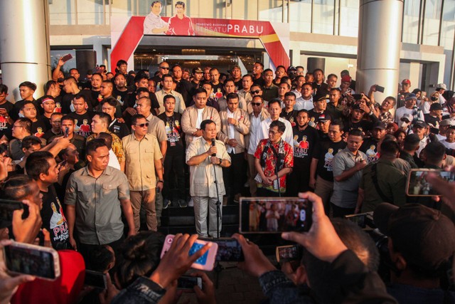 Ketua Umum Partai Gerindra Prabowo Subianto (tengah) didampingi politikus PDI Perjuangan Budiman Sudjatmiko (tengah, kanan) memberikan keterangan pers usai menghadiri deklarasi Gerakan PraBu di Gedung Marina, Semarang, Jawa Tengah, Jumat (18/8). Foto: ANTARA FOTO/Makna Zaezar