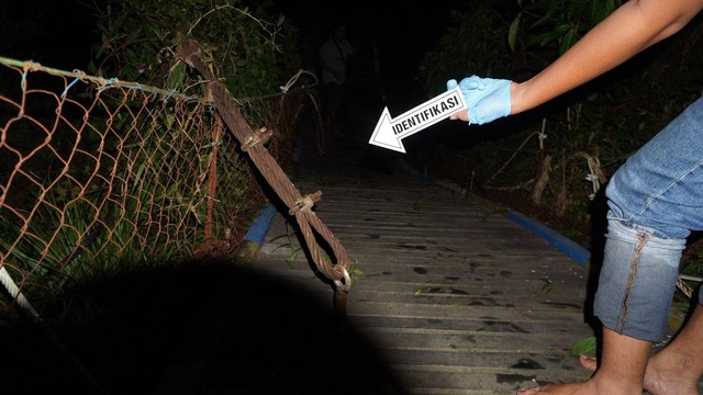 Polisi melakukan identifikasi olah TKP jembatan ambruk di Mentukak. Foto: Dok. Satreskrim Polres Sekadau
