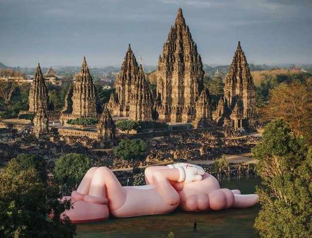 Patung KAWS Raksasa di Candi Prambanan. Foto: Instagram/@kaws