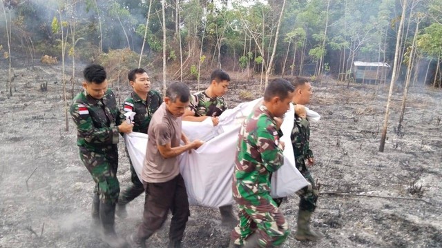 Evakuasi korban kebakaran hutan di Kapuas Hulu, Kalbar. (Foto: Dokumen Edi Suharta)