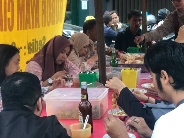 warga menikmati makanan di sebuah warung. Foto: Dok. Pribadi