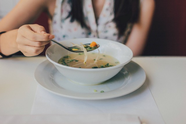 Cara Membuat Bumbu Kuah Bakso, foto Unsplash/Henrique Felix. 