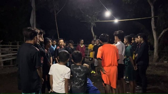 Mahasiswa Universitas Brawijaya turut serta dalam permainan Gobak Sodor melawan Pemuda Desa Taman. Foto: Dokumentasi Pribadi