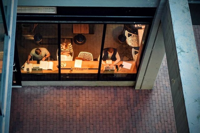 Café Hits di Batu 2023 dengan konsep industrial, Gambar hanyalah ilustrasi, Sumber: Unsplash/Tim Gouw