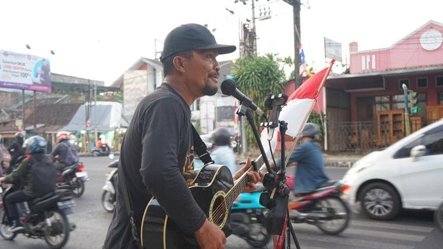 Bara, salah seorang pengamen di Yogyakarta. Foto: Arif UT/Pandangan Jogja