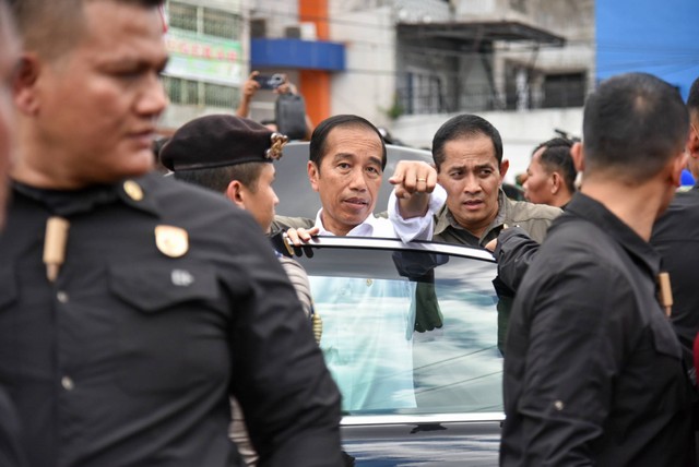 Presiden Jokowi (tengah) menyapa warga saat meninjau harga kebutuhan pokok di Pasar Sukaramai, Medan, Sumatera Utara, Sabtu (19/8/2023). Foto: Fransisco Carolio/ANTARA FOTO