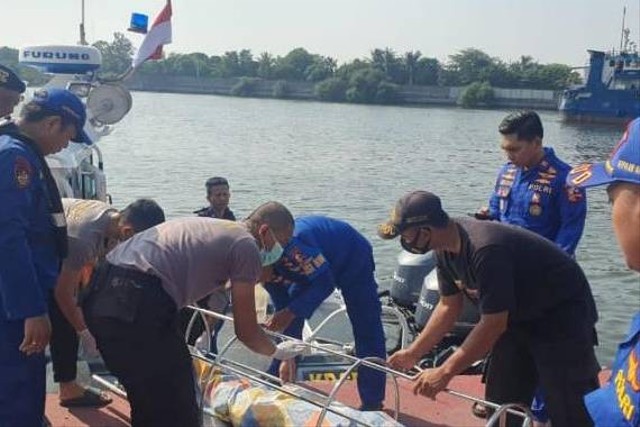 Petugas mengevakuasi korban dari kapal bermuatan material bangunan KM Dewi Noor yang tenggelam di perairan Kepulauan Seribu pada Sabtu (19/8). Foto: Dok. Istimewa