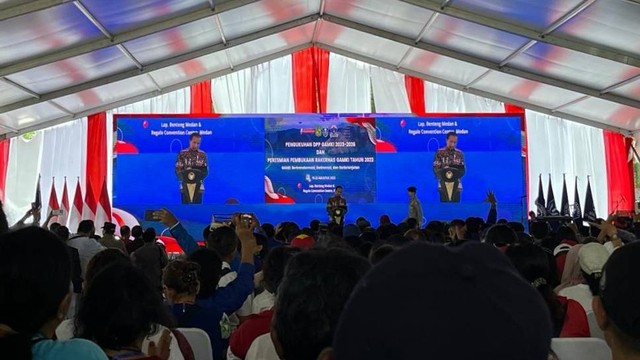 Presiden Jokowi saat meresmikan pembukaan Rakernas GAMKI 2023 di Lapangan Benteng, Kota Medan, pada Sabtu (19/8/2023). Foto: Tri Vosa/kumparan