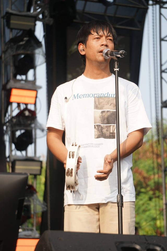 Vokalis D'Masiv, Rian Ekky Pradipta, saat tampil di panggung Soundsfest 2023, Bekasi, Jawa Barat, Minggu (19/8/2023). Foto: Iqbal Firdaus/kumparan