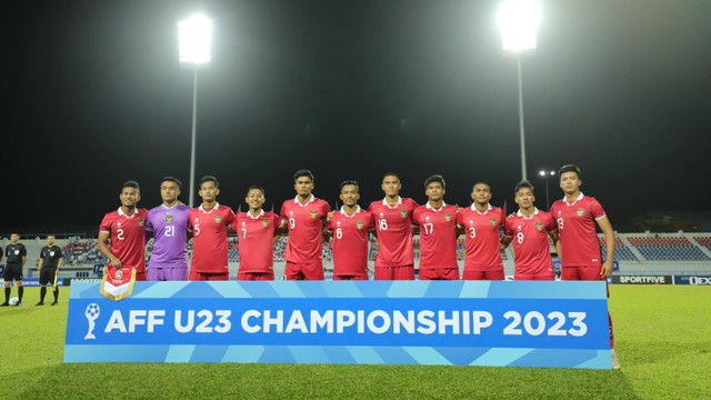 Timnas Indonesia U-23 menghadapi Malaysia U-23 dalam pertandingan Piala AFF U-23 2023 di Rayong Province Stadium, Jumat (18/8). Foto: PSSI