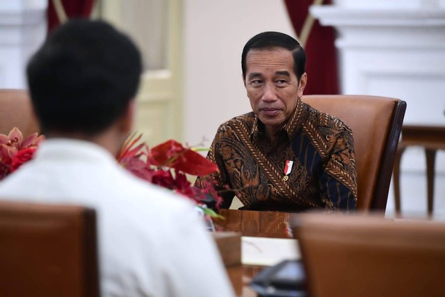 Pimpinan Pusat Kesatuan Mahasiswa Hindu Dharma Indonesia (PP KMHDI) bertemu Presiden Jokowi di Istana Merdeka pada Selasa (8/8/2023) lalu. Foto: Dok. Istimewa
