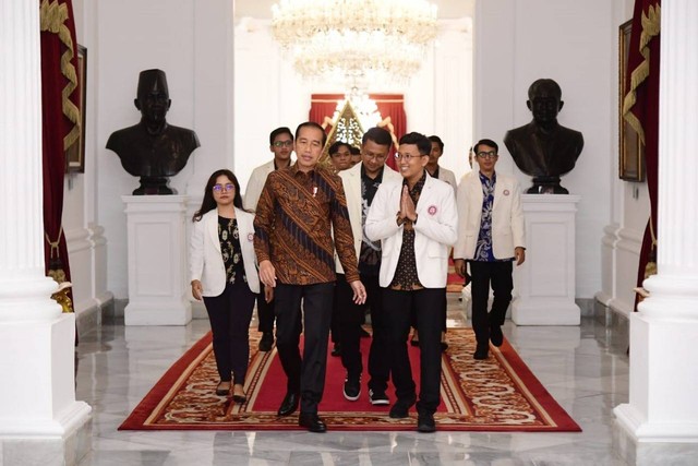 Pimpinan Pusat Kesatuan Mahasiswa Hindu Dharma Indonesia (PP KMHDI) bertemu Presiden Jokowi di Istana Merdeka pada Selasa (8/8/2023) lalu. Foto: Dok. Istimewa