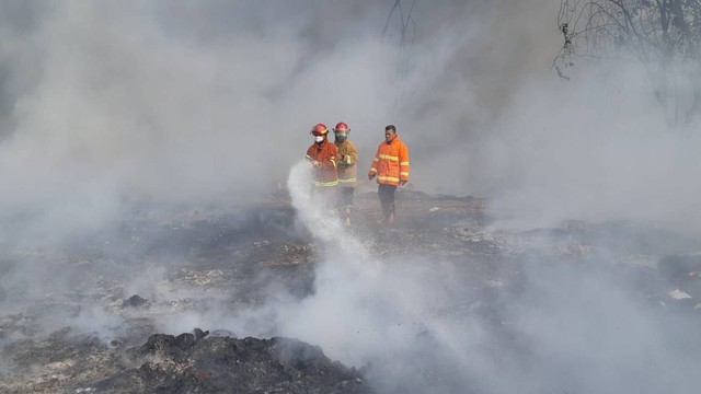 Damkar padamkan kebakaran di TPST Bantargebang, Bekasi, pada Sabtu (19/8/2023). Foto: Dok. Damkar Bekasi