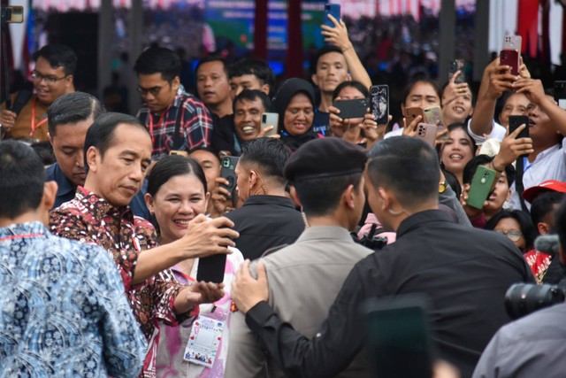 Presiden Jokowi menyapa sejumlah peserta usai acara Pengukuhan Pengurus DPP Gerakan Angkatan Muda Kristen Indonesia (GAMKI) periode 2023-2026 di Lapangan Benteng, Medan, Sumatera Utara, Sabtu (19/8/2023). Foto: Fransisco Carolio/ANTARA FOTO