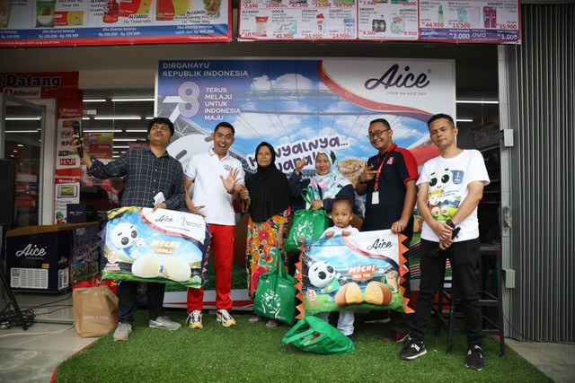 Para pemenang Aicependence Day bersama Adjisdoaibu di Alfamidi Gudang Air, Ciracas, Jakarta Timur, Jumat (18/8/2023). Foto: Aditia Noviansyah/kumparan