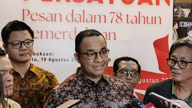 Bacapres Anies Baswedan dalam acara pameran lukisan bertajuk 'Merajut Persatuan' di Taman Ismail Marzuki, Jakarta, Sabtu (19/8/2023). Foto: Jonathan Devin/kumparan