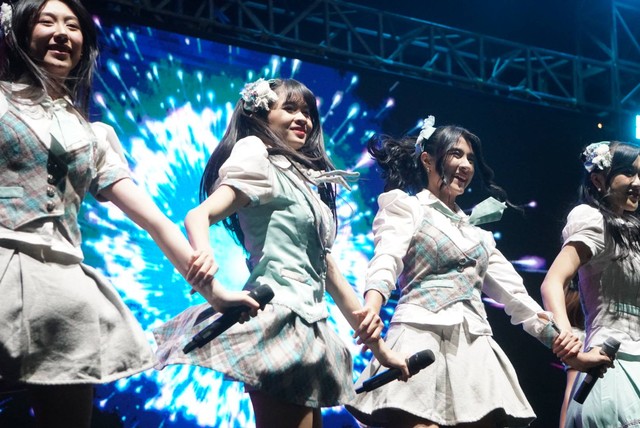 Penampilan JKT48. Foto: Iqbal Firdaus/kumparan