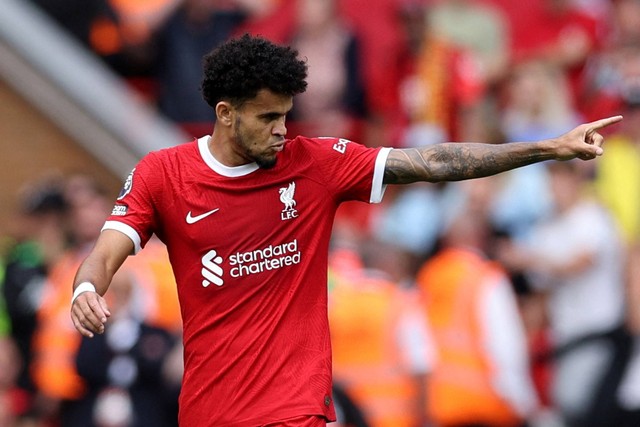 Pemain Liverpool Luis Diaz merayakan gol pertama mereka saat hadapi AFC Bournemouth di Stadion Anfield, Liverpool, Inggris, Sabtu (19/8/2023). Foto: David Klein/REUTERS