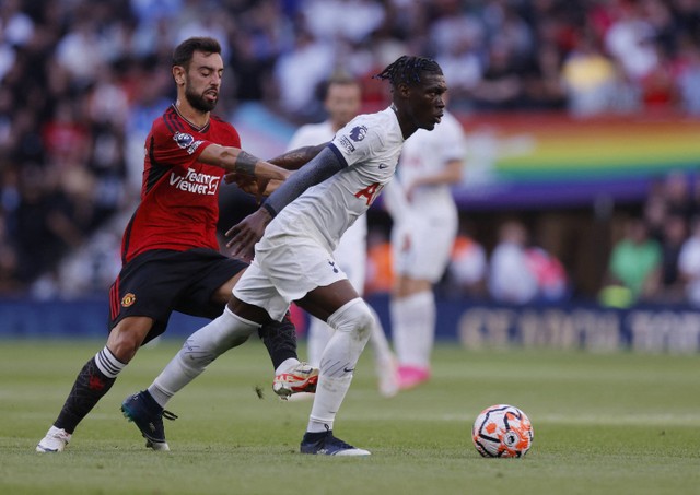 Duel Tottenham vs Man United di Liga Inggris. Foto: Reuters/Andrew Couldridge