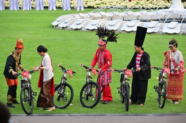 Ricky Ardianto saat menerima sepeda dari Jokowi. Foto-foto: Dok. pribadi