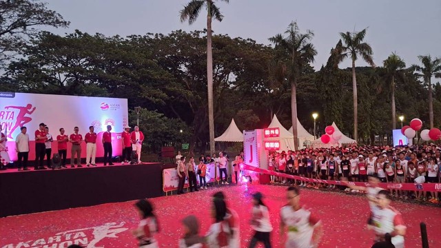 Menhub Budi Karya Sumadi dan Pj Gubernur DKI Jakarta Heru Budi Hartono membuka Jakarta Half Maraton di Monas, Minggu (20/8).  Foto: Annisa Thahira Madina/kumparan