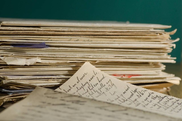 Selembaran surat yang tersangkut di atas genting rumahmu, gambar milik; pixabay