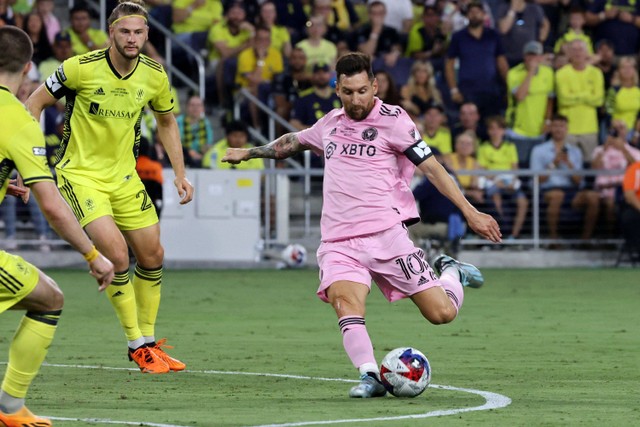 Pemain Inter Miami Lionel Messi menendang bola ke arah gawang Nashville SC pada pertandingan Kejuaraan Piala Liga 2023 di GEODIS Park, Minggu (20/8).  Foto: Christopher Hanewinckel/USA TODAY Sports/via REUTERS