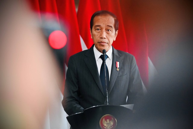 Presiden Joko Widodo memberikan keterangan pers sebelum kunjungan kerja ke Afrika di Bandara Internasional Kualanamu, Minggu (20/8/2023). Foto: Laily Rachev/Biro Pers Sekretariat Presiden