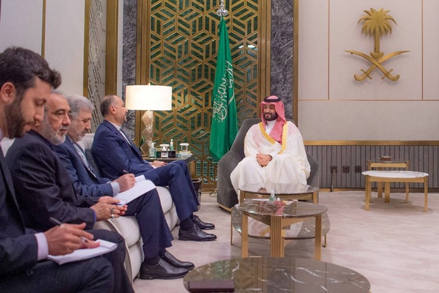 Putra Mahkota Saudi, Mohammed bin Salman bertemu dengan Menteri Luar Negeri Iran Hossein Amir-Abdollahian di Jeddah, Arab Saudi.  Foto: WANA/via REUTERS