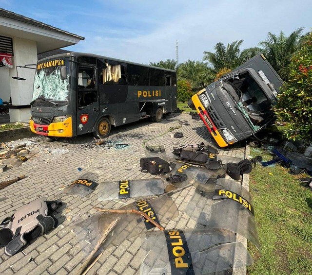 Mobil polisi dirusak massa karyawan PT Duta Palma yang berunjuk rasa di Jagoi Babang, Bengkayang, Kalimantan Barat. Foto: Dok Hi!Pontianak