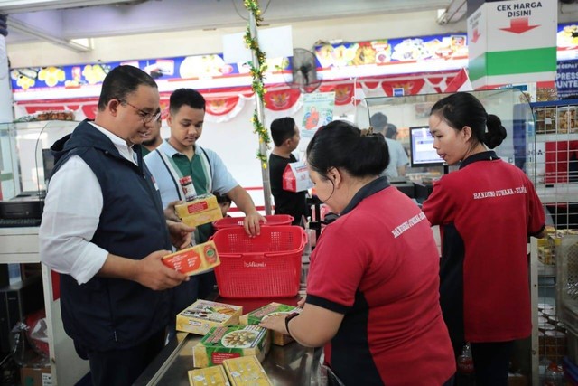 Bakal calon presiden (Bacapres) dari Koalisi Perubahan Anies Baswedan beli oleh-oleh di Jalan Pandanaran, Semarang, Minggu (20/8/2023).  Foto: Dok. Istimewa