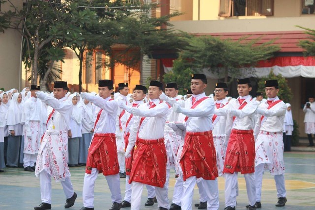 Behaestex meluncurkan program Gebyar Sarung Atlas Merah Putih untuk petugas dan peserta upacara bendera HUT RI di pondok pesantren. Foto: Behaestex