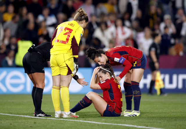 Wasit Tori Penso dengan Teresa Abelleira dari Spanyol di Final Piala Dunia Wanita FIFA di Stadion Australia, Sydney, Australia. Foto: Amanda Perobelli/Reuters