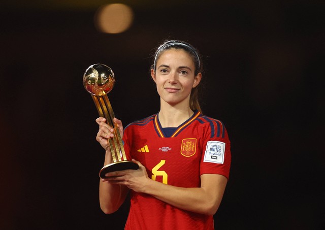 Aitana Bonmati dari Spanyol menerima penghargaan bola emas FIFA. Foto: Carl Recine/Reuters