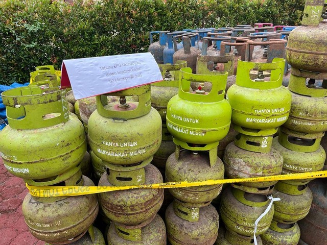 Polda Sumut menggerebek pangkalan gas LPG di Kecamatan Sunggal, Kabupaten Deli Serdang, Sumut, pada Selasa (8/8/2023). Foto: Tri Vosa/kumparan