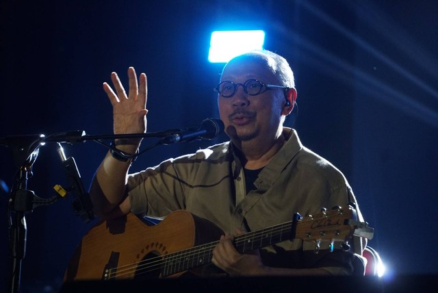 Musisi Ebiet G. Ade memainkan gitar di panggung Soundsfest 2023, Bekasi, Jawa Barat, Minggu (20/8/2023). Foto: Iqbal Firdaus/kumparan