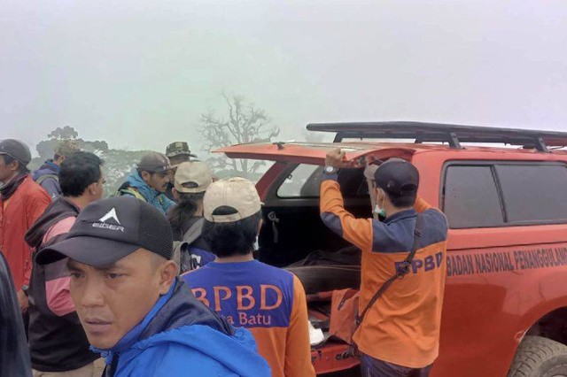 Petugas mengevakuasi pendaki meninggal dunia di Gunung Arjuno di kawasan Sumber Brantas, Kecamatan Bumiaji, Kota Batu, Jawa Timur, Minggu (20/8/2023). Foto: ANTARA/HO-BPBD Kota Batu