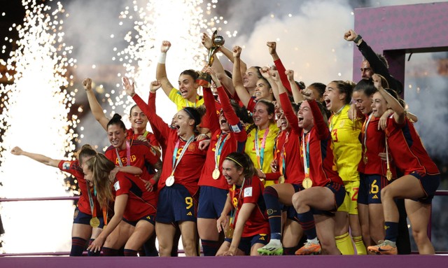 Selebrasi pemain Spanyol merayakan kemenangan di Final Piala Dunia Wanita FIFA di Stadion Australia, Sydney, Australia. Foto: Amanda Perobelli/Reuters